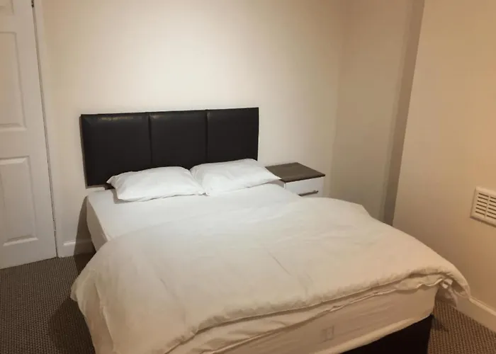 Room In Guest Room - Cheerful Big Size Room In Leicester