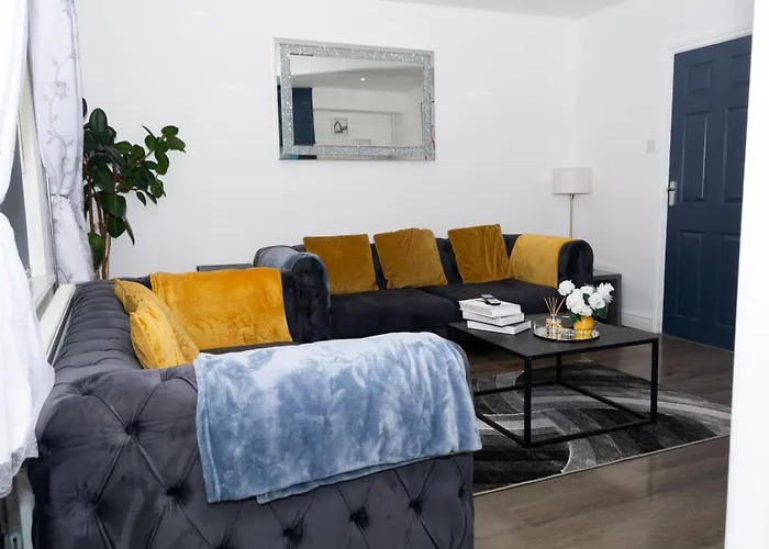 3 Bedrooms Homely House Sleeps Seven Comfortably With Three Double Beds And One Single Bed Free Parking On Private Drive For Upto 3 Cars Vans For Business Travellers Contractors And Holiday Goers Near All Major Transport Links