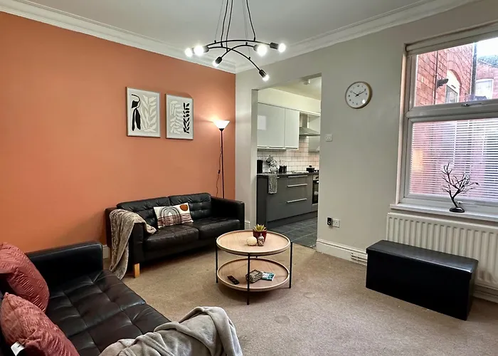 Luxury 4-Bed 3 Bathroom House In Leicester City