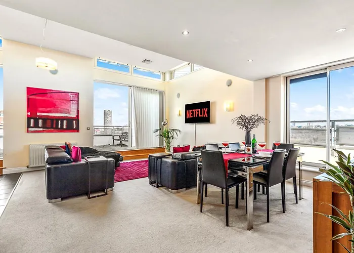 City Centre Luxury Penthouse With Balcony, Terrace & Free Parking