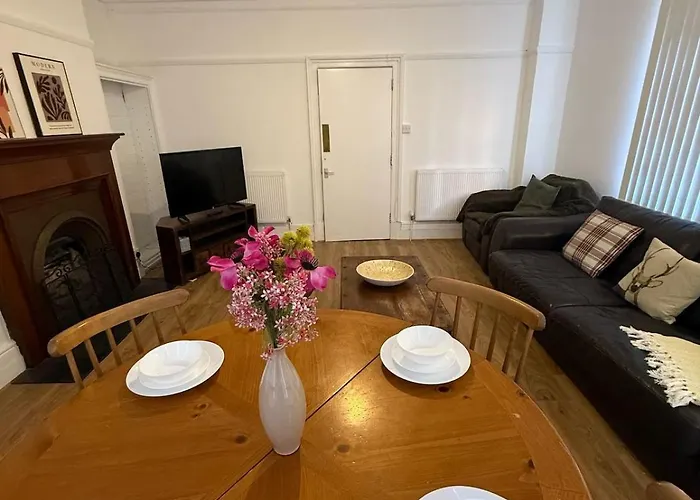 Central Location - 3 Bedroom Spacious Townhouse - Wifi - Netflix