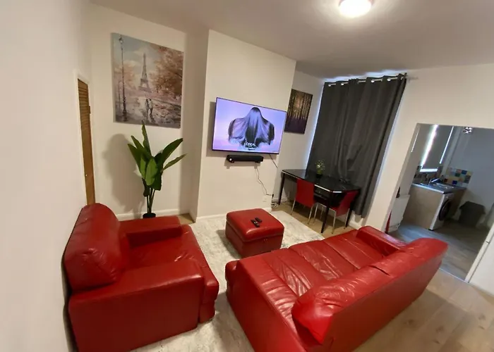 Cosy 2-Bed House - Sleeps 4 Garden & Pet-Friendly