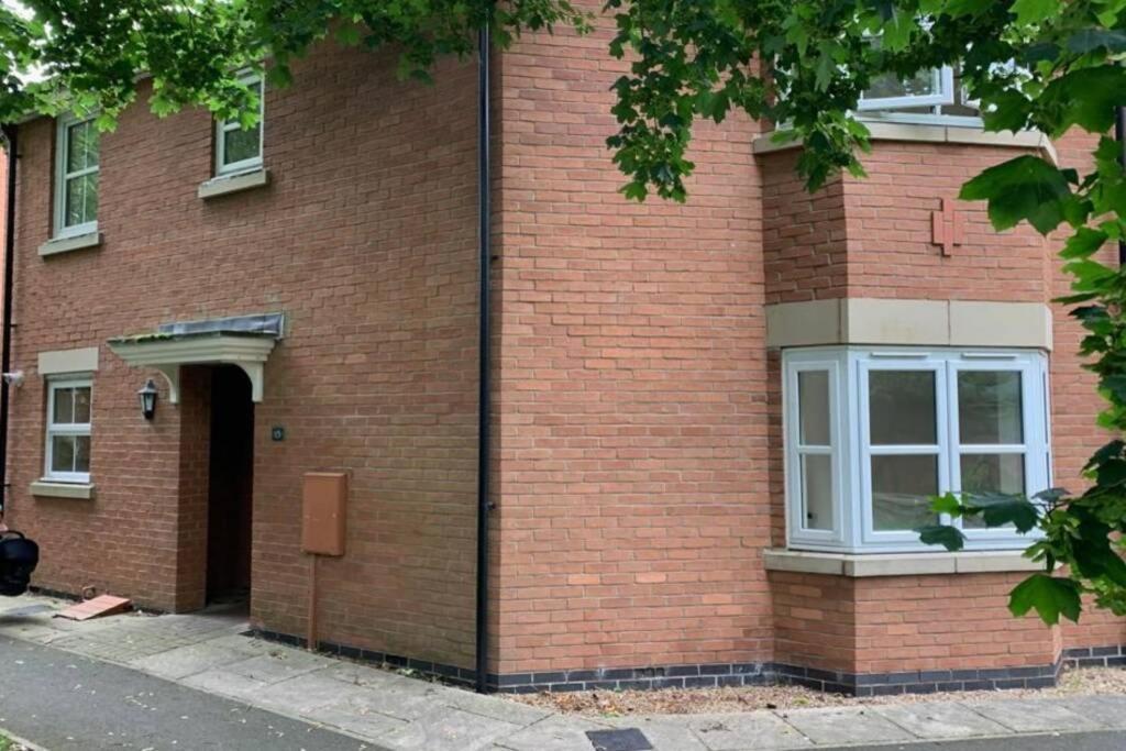 Silver Stag, High-end, Modern 3 Double Bedroom With Parking Villa