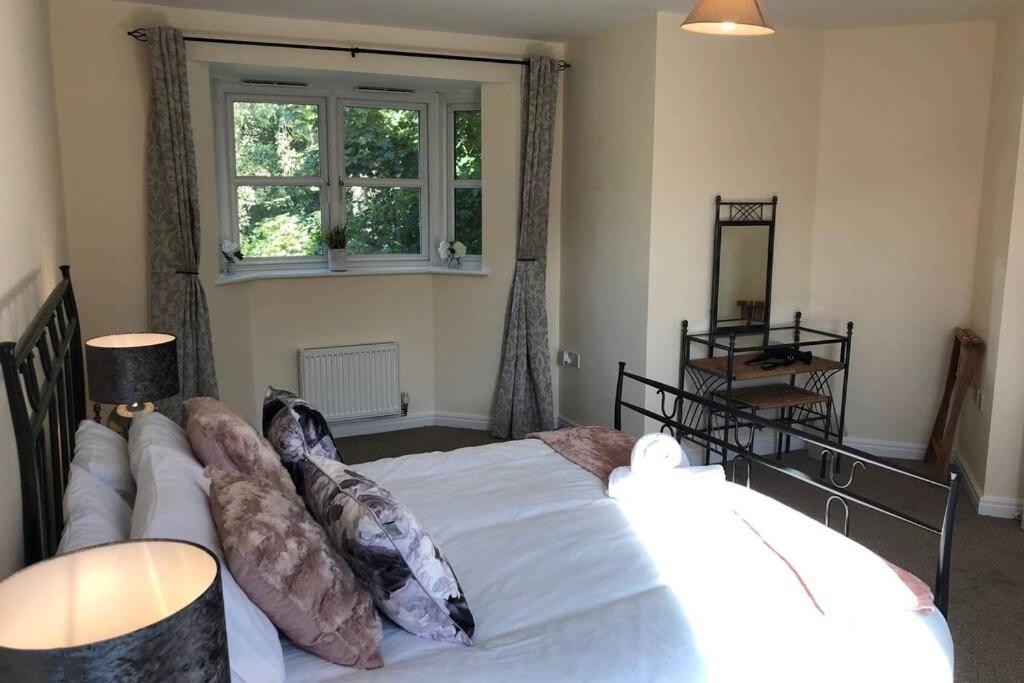 Silver Stag, High-end, Modern 3 Double Bedroom With Parking Villa