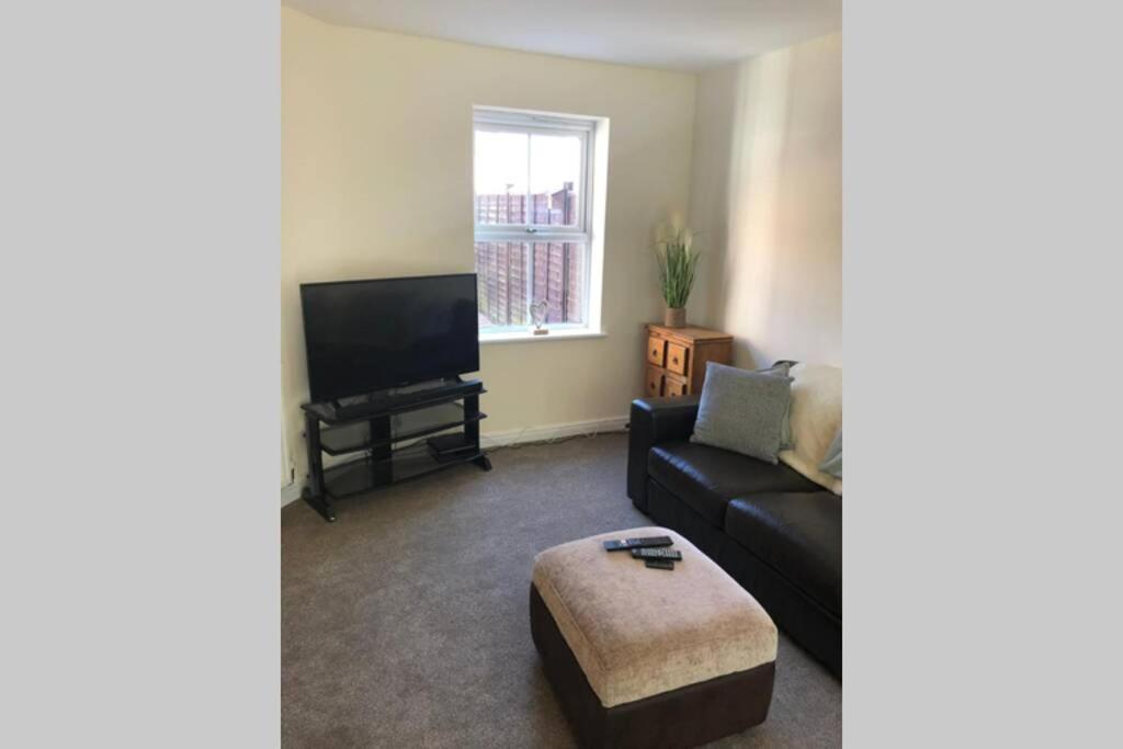 Silver Stag, High-end, Modern 3 Double Bedroom With Parking *