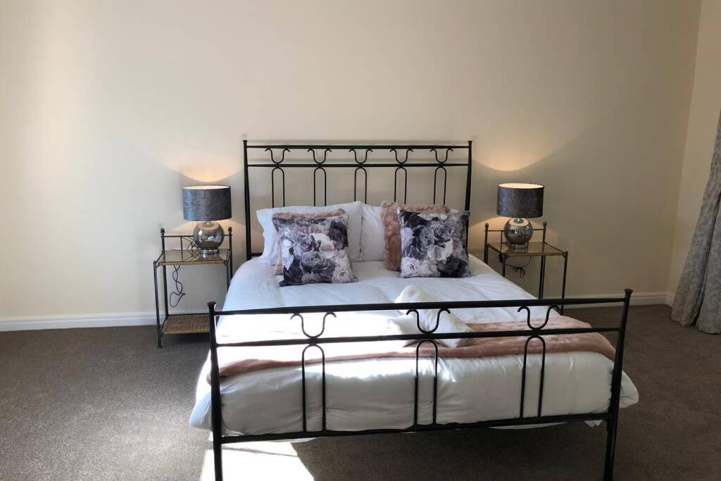 Silver Stag, High-end, Modern 3 Double Bedroom With Parking Villa