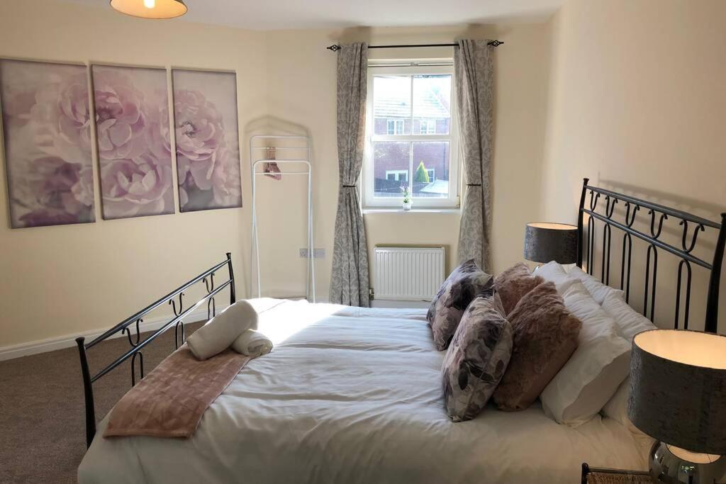 Silver Stag, High-end, Modern 3 Double Bedroom With Parking
