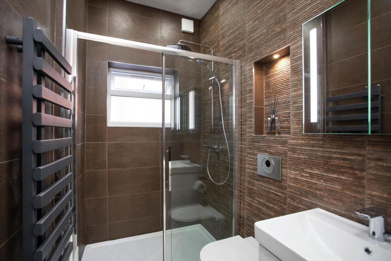 Beautiful, Entire Luxurious One Bedroom Flat