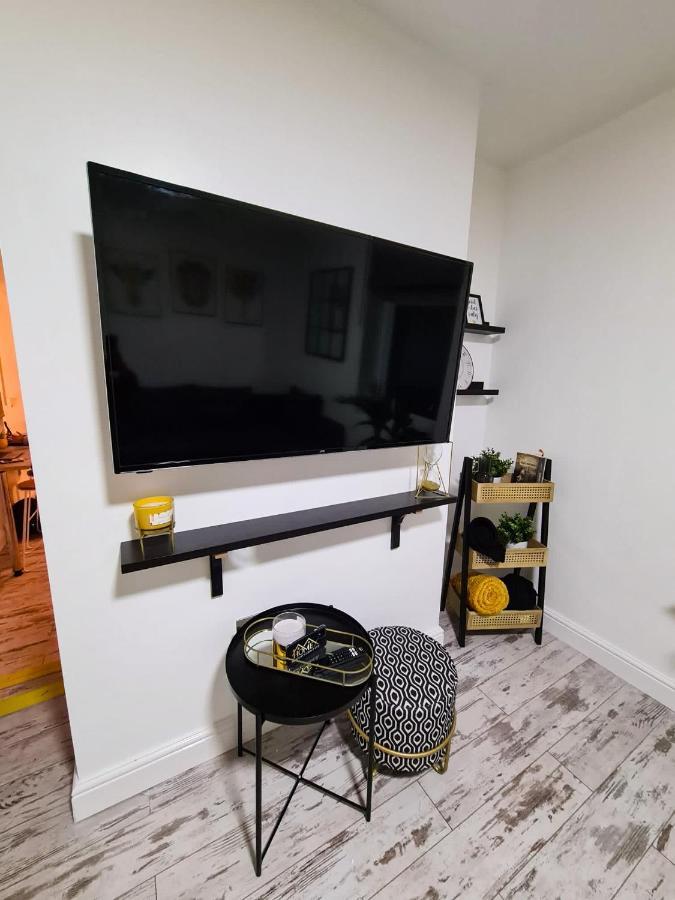 Apartment Modern Flat - Centre, Sleeps 4 Free Wifi
