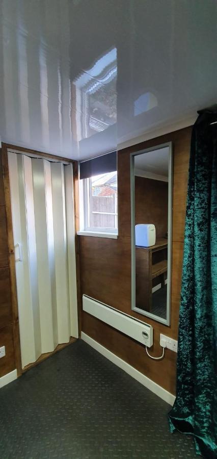 Adorable Private With Free Street Parking Leicester