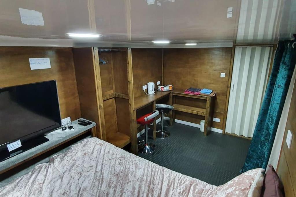 Adorable Private With Free Street Parking Leicester