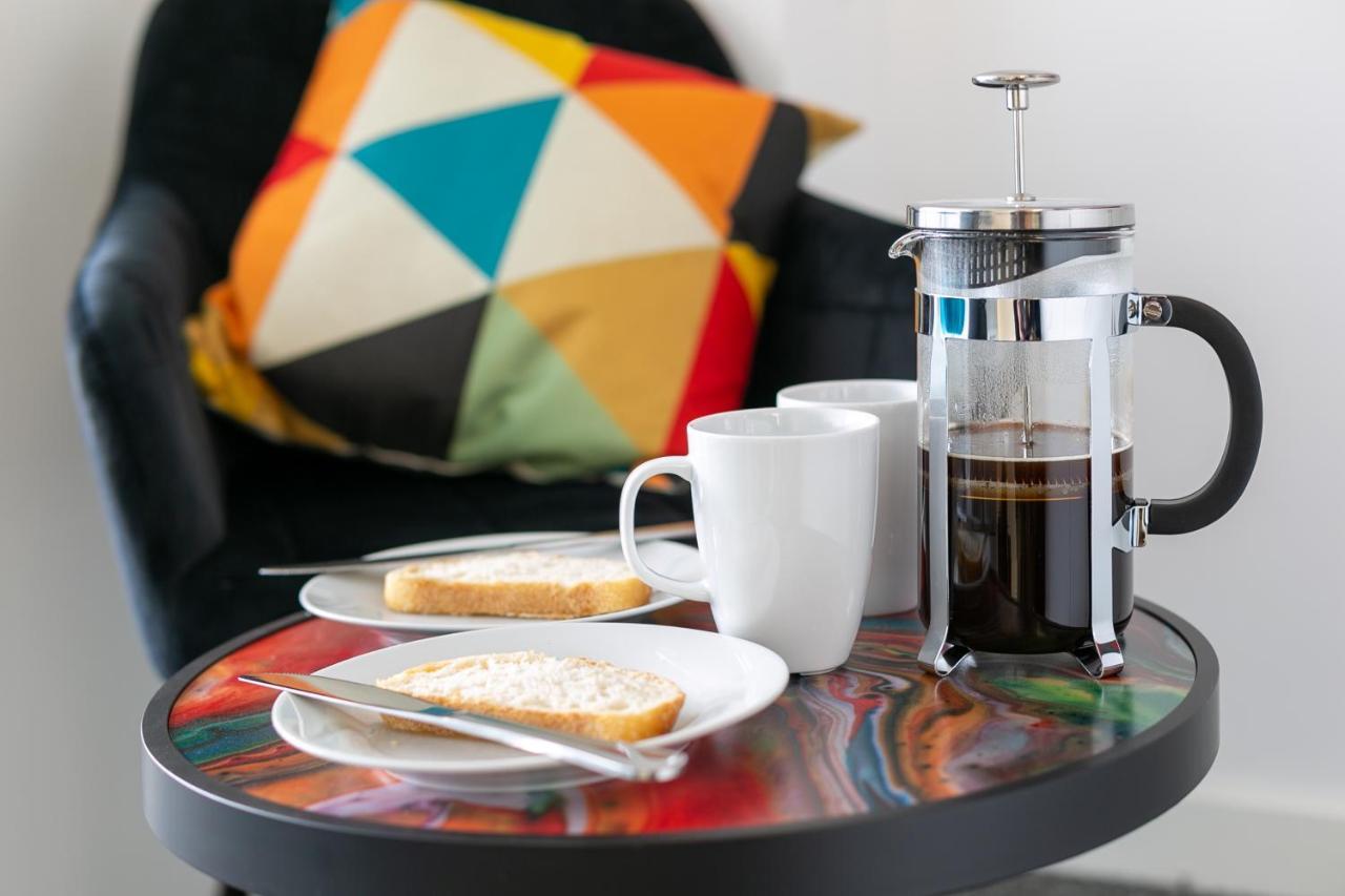 By Lyter Living Desks & Wifi - Monthly Available Apartment *
