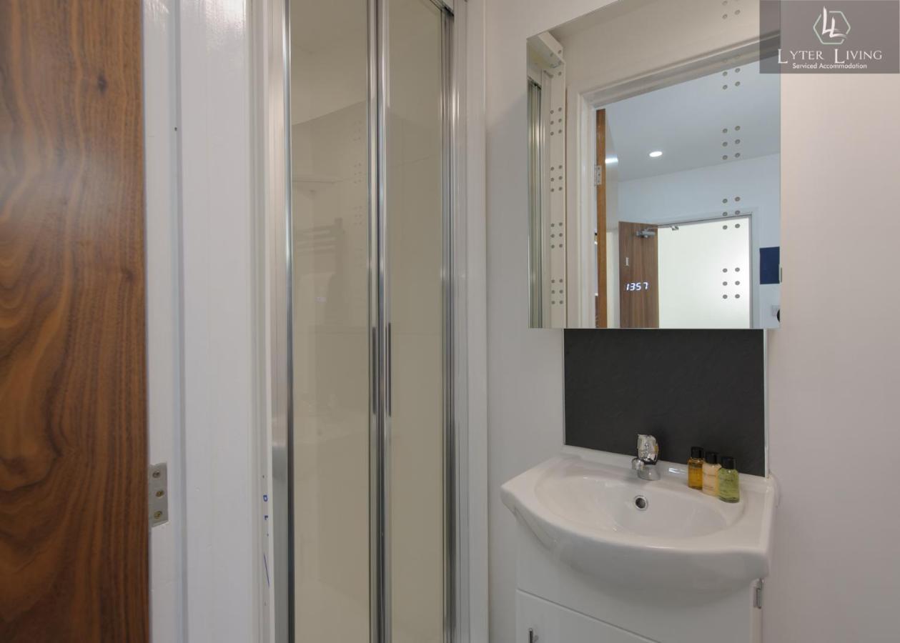 By Lyter Living Desks & Wifi - Monthly Available Apartment *