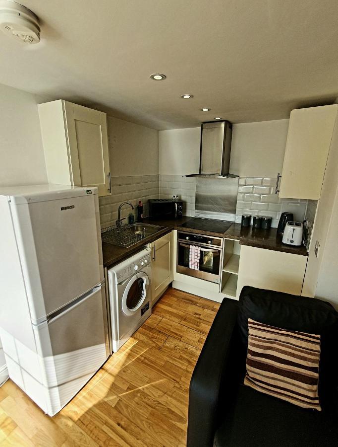 Lovely 1 Bedroom Unit With Free Parking On Site Apartment *