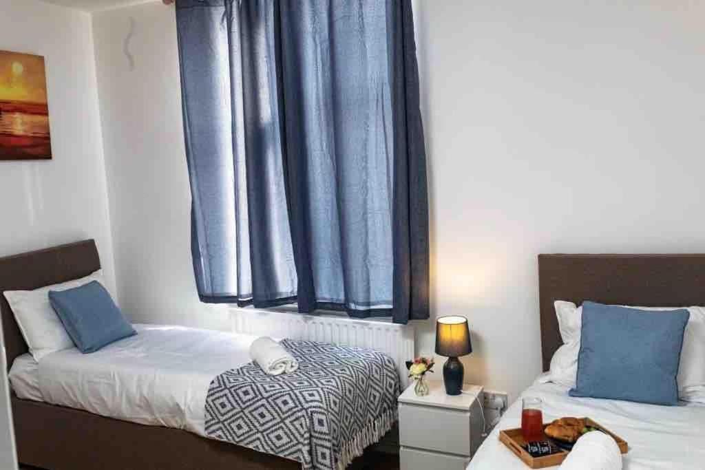 Spacious Centre 2 Bedroom - Lt *