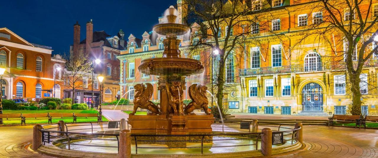 Luxury In The Heart Of With Parking Leicester