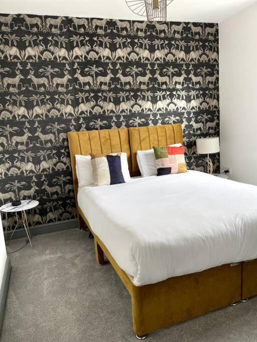 Luxury 2 Bed Duplex By Yo Room! - City- Free Parking Apartment *