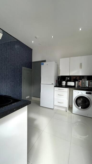 Luxury 2 Bed Duplex By Yo Room! - City- Free Parking