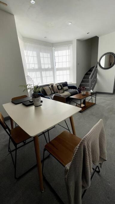 Luxury 2 Bed Duplex By Yo Room! - City- Free Parking Apartment
