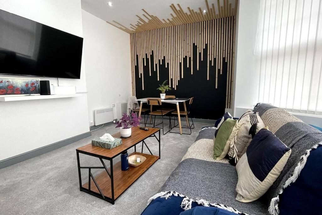 Luxury 2 Bed Duplex By Yo Room! - City- Free Parking *