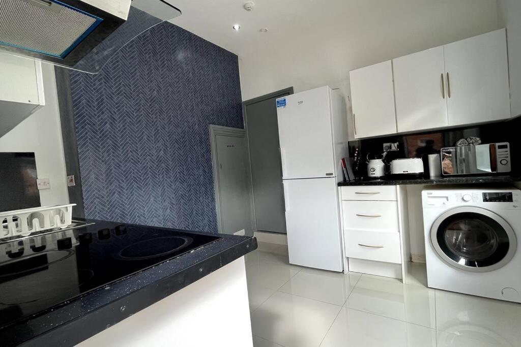 Luxury 2 Bed Duplex By Yo Room! - City- Free Parking