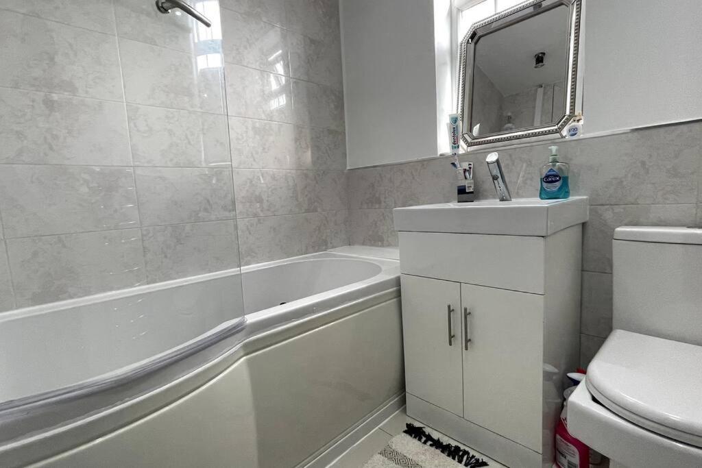 Luxury 2 Bed Duplex By Yo Room! - City- Free Parking Apartment *