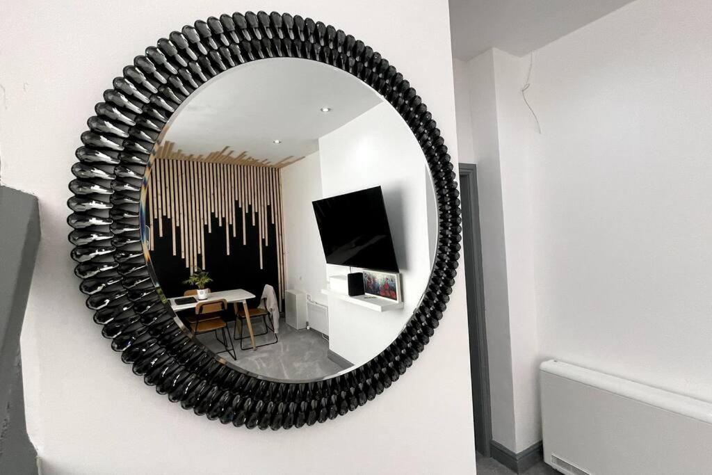 Luxury 2 Bed Duplex By Yo Room! - City- Free Parking Apartment