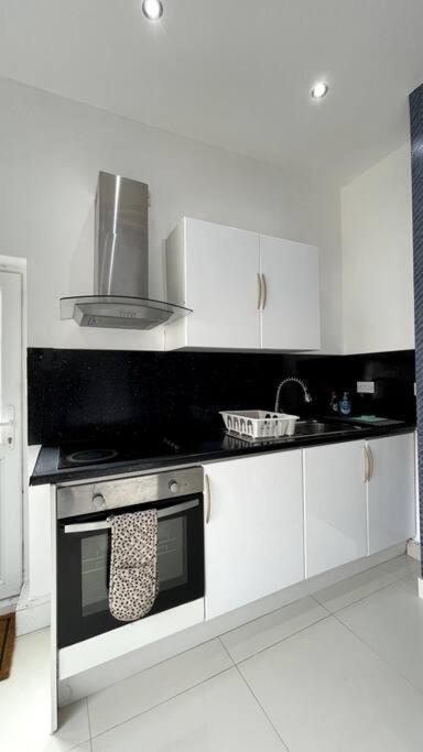 Luxury 2 Bed Duplex By Yo Room! - City- Free Parking Apartment