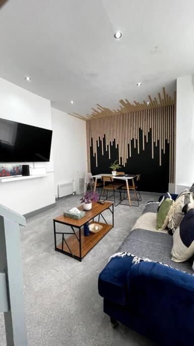 Luxury 2 Bed Duplex By Yo Room! - City- Free Parking
