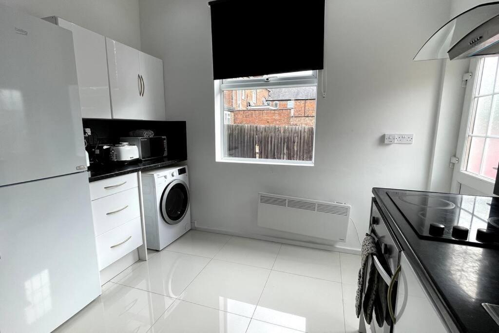 Luxury 2 Bed Duplex By Yo Room! - City- Free Parking *