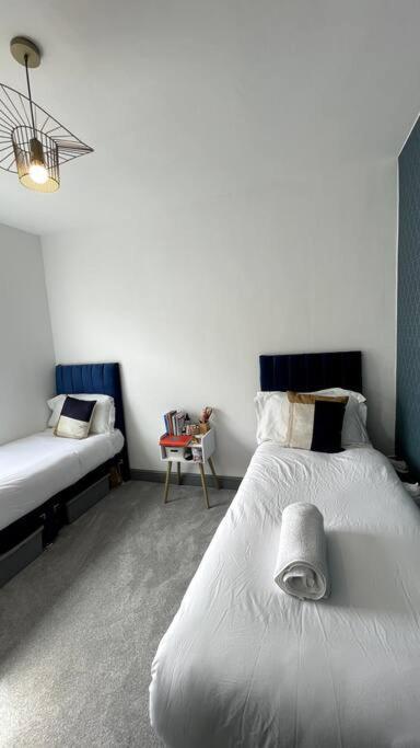 Luxury 2 Bed Duplex By Yo Room! - City- Free Parking