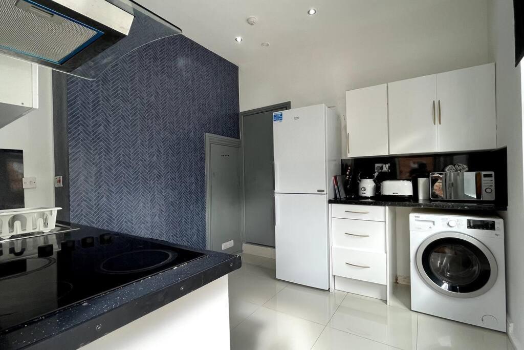 Luxury 2 Bed Duplex By Yo Room! - City- Free Parking Apartment Leicester