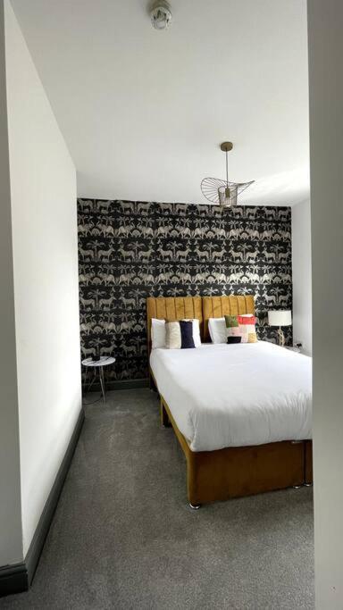Luxury 2 Bed Duplex By Yo Room! - City- Free Parking Apartment *