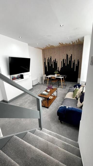 Luxury 2 Bed Duplex By Yo Room! - City- Free Parking Apartment