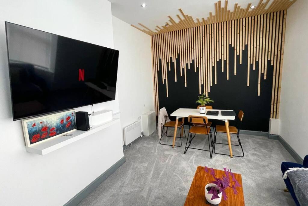 Luxury 2 Bed Duplex By Yo Room! - City- Free Parking Apartment
