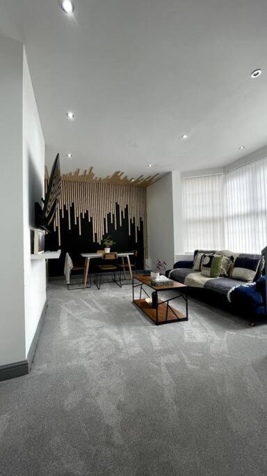 Luxury 2 Bed Duplex By Yo Room! - City- Free Parking