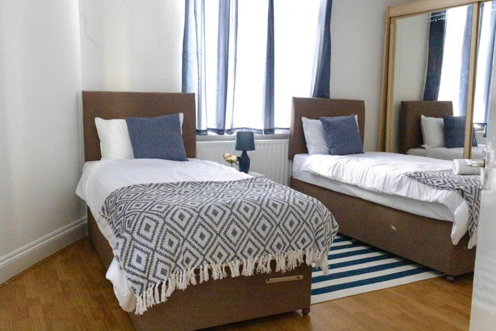 Spacious Centre 2 Bedroom - Lt *