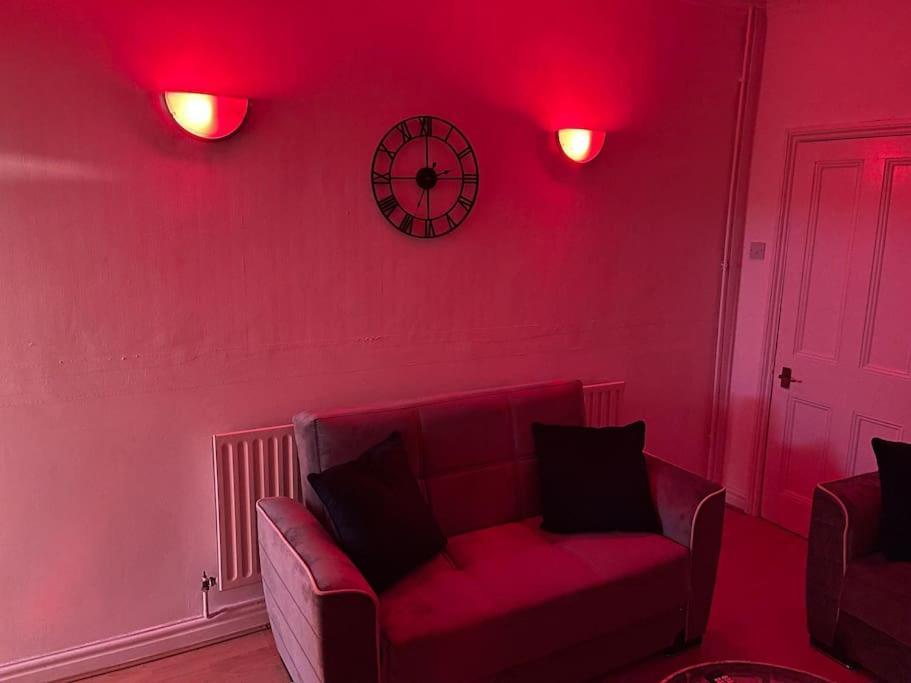 Apartment 3 Bedrooms Comfortable With Jacuzzi Hot Tub Sleeps 10 Leicester