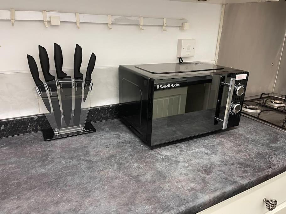 3 Bedrooms Comfortable With Jacuzzi Hot Tub Sleeps 10 Apartment Leicester