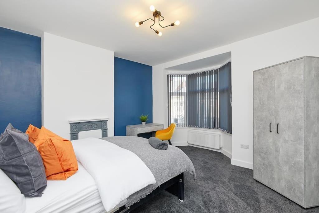 Sleek & Stylish Modern 4-bedroom Urban Retreat Leicester
