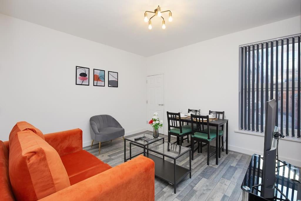 Holiday home Sleek & Stylish Modern 4-bedroom Urban Retreat *