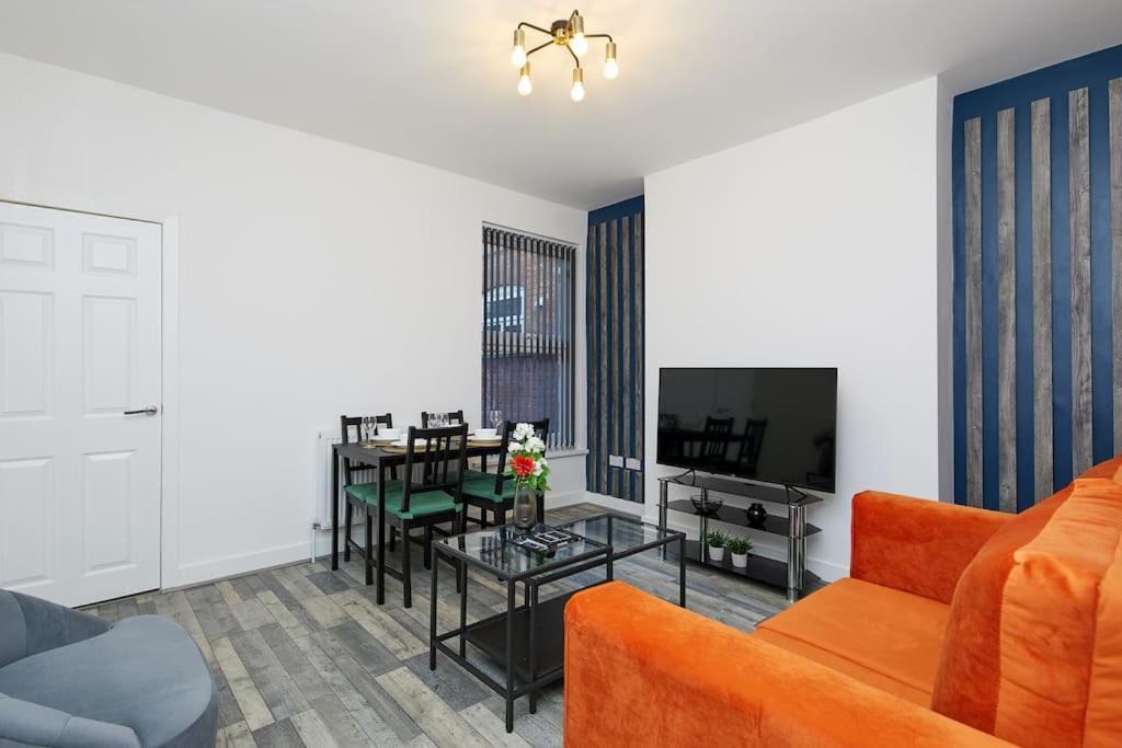 Sleek & Stylish Modern 4-bedroom Urban Retreat *