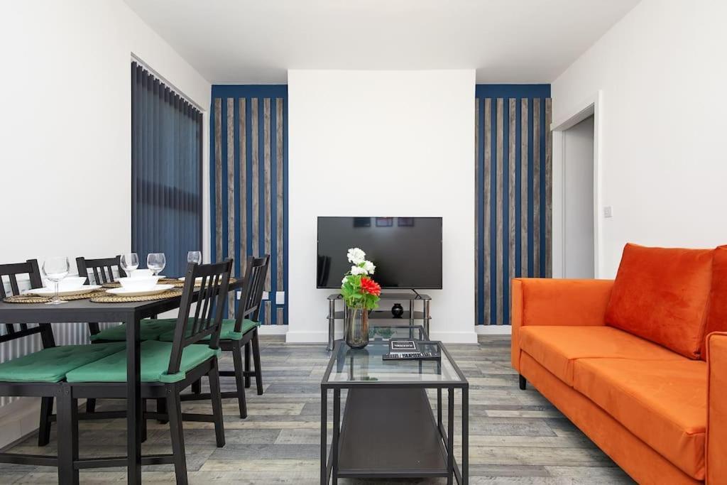 Sleek & Stylish Modern 4-bedroom Urban Retreat Holiday home *