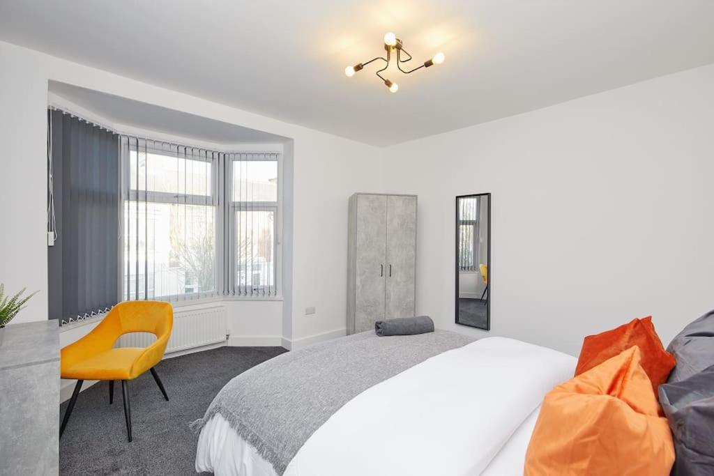 Sleek & Stylish Modern 4-bedroom Urban Retreat Holiday home Leicester