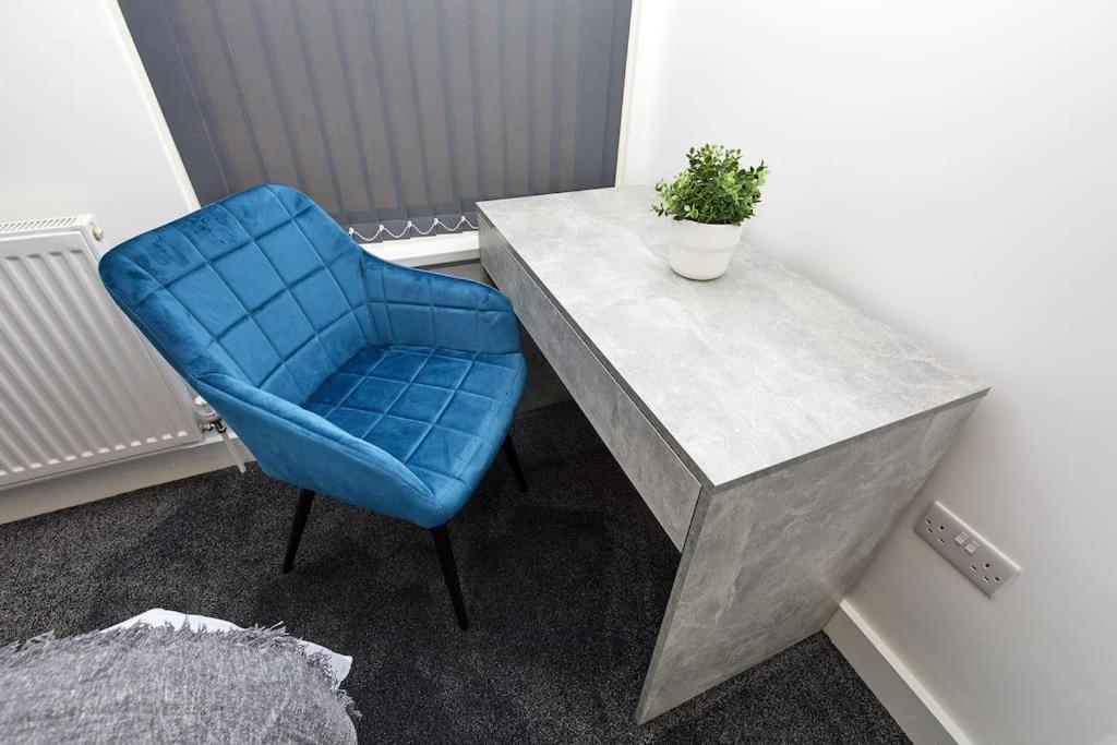 Sleek & Stylish Modern 4-bedroom Urban Retreat Leicester