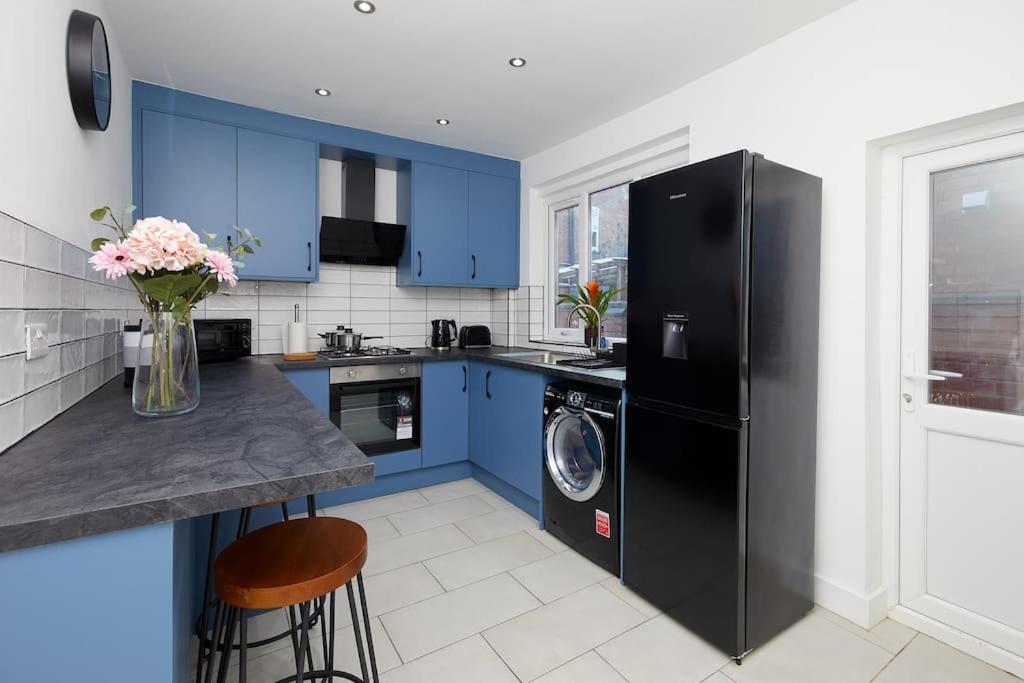 Sleek & Stylish Modern 4-bedroom Urban Retreat Holiday home Leicester