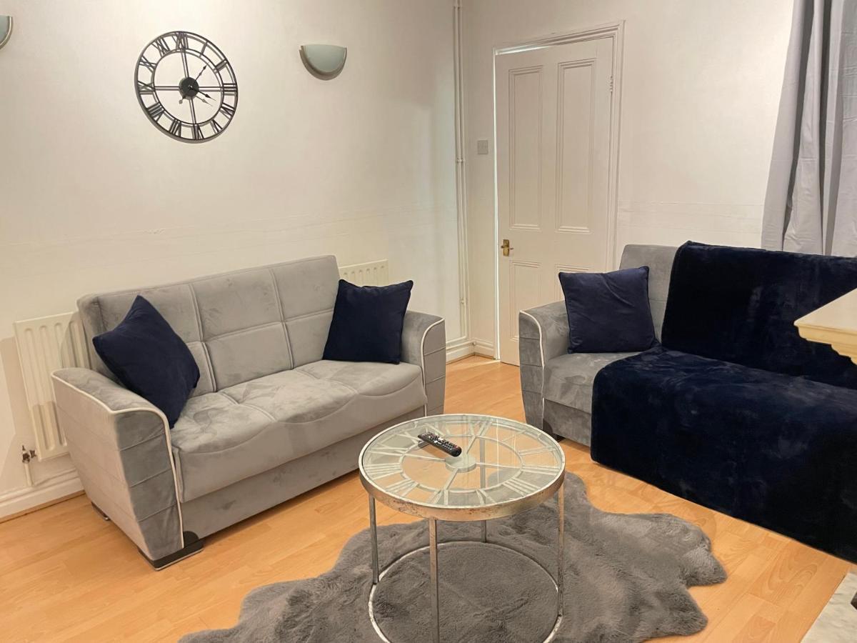 3 Bedrooms Comfortable With Jacuzzi Hot Tub Sleeps 10 * Leicester