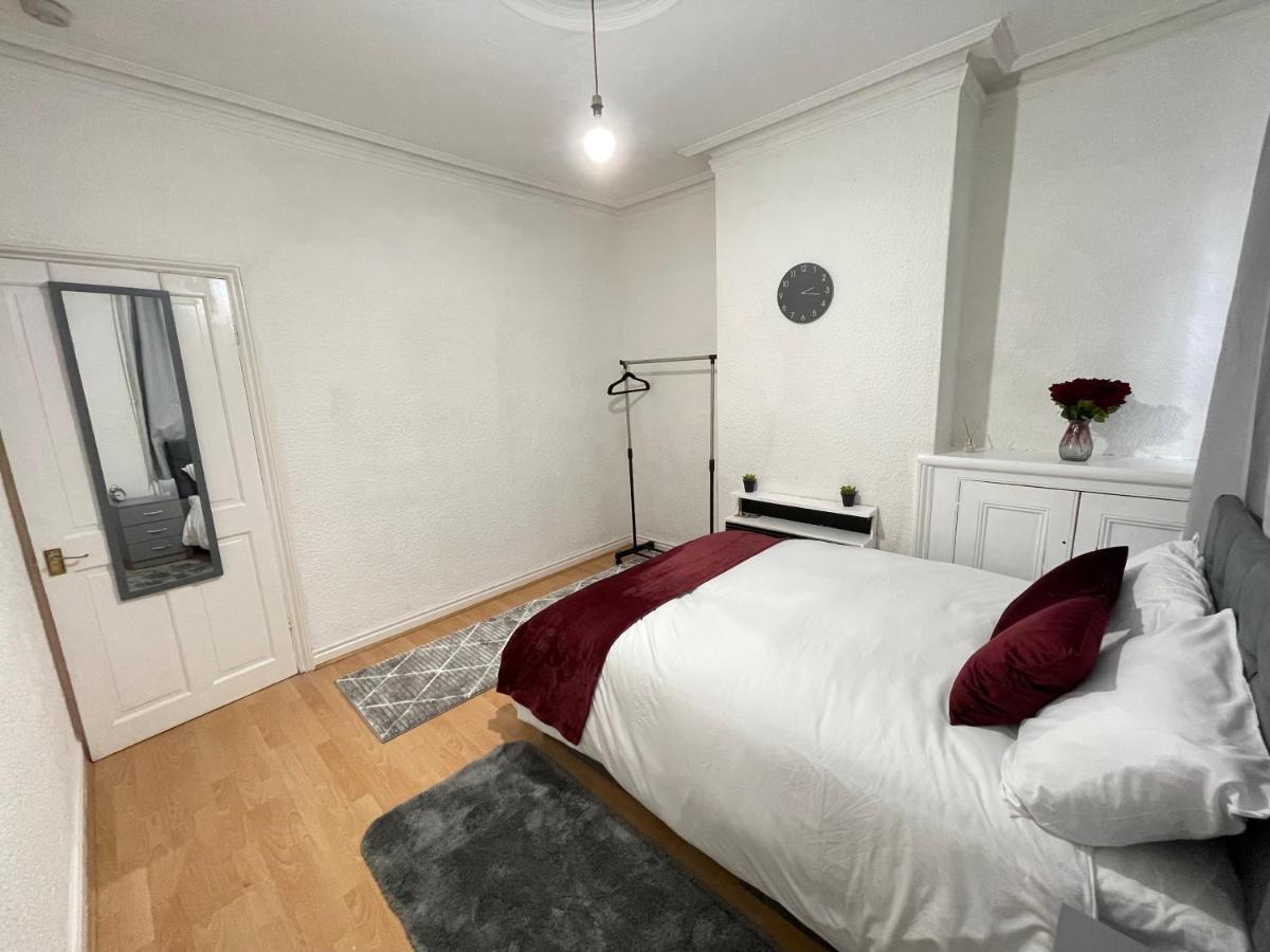 Apartment 3 Bedrooms Comfortable With Jacuzzi Hot Tub Sleeps 10 *