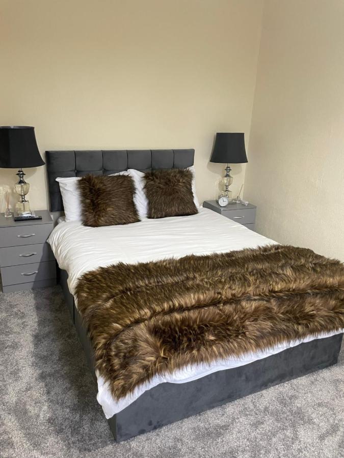 3 Bedrooms Comfortable With Jacuzzi Hot Tub Sleeps 10 Apartment