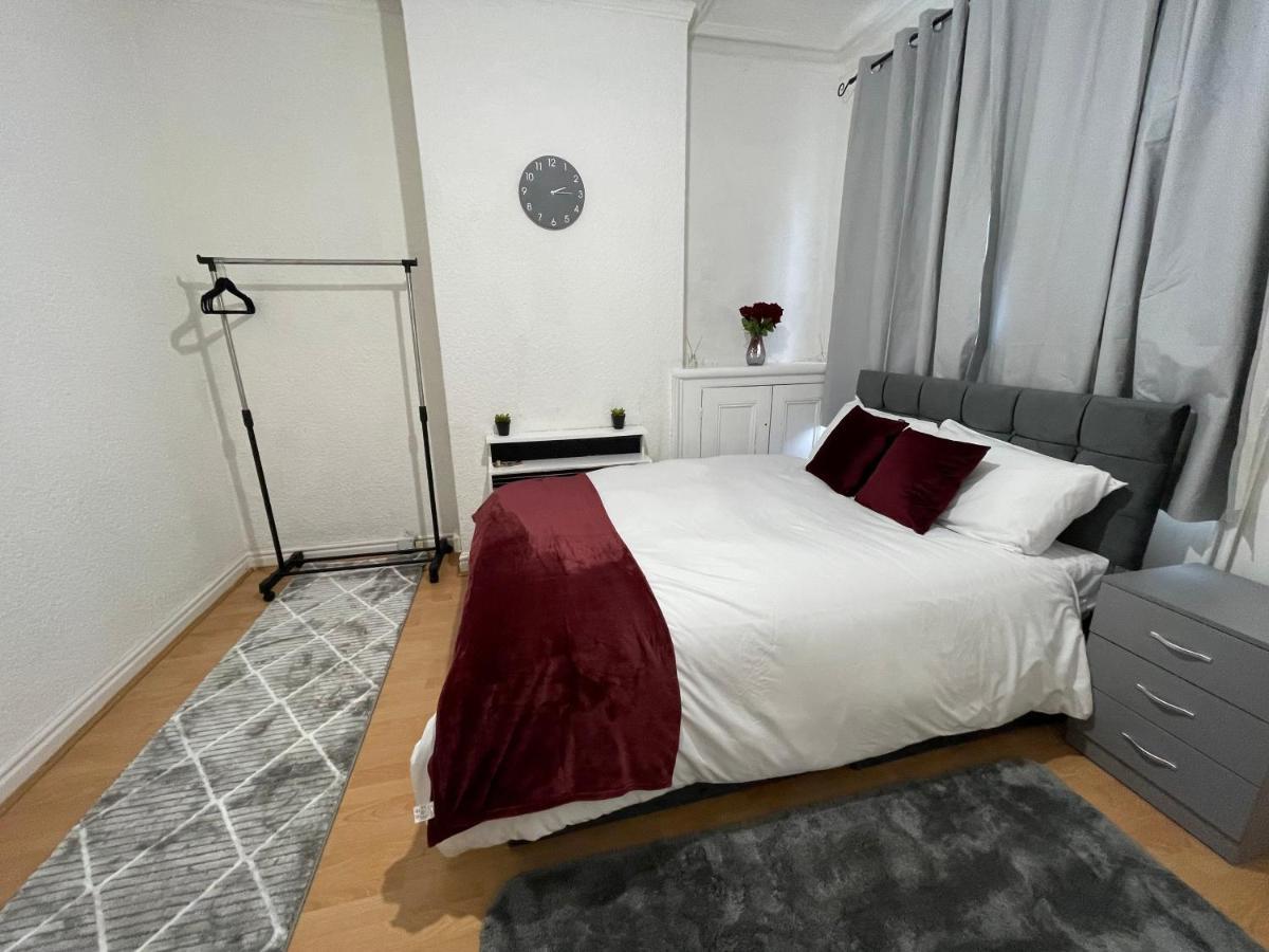 3 Bedrooms Comfortable With Jacuzzi Hot Tub Sleeps 10 Leicester